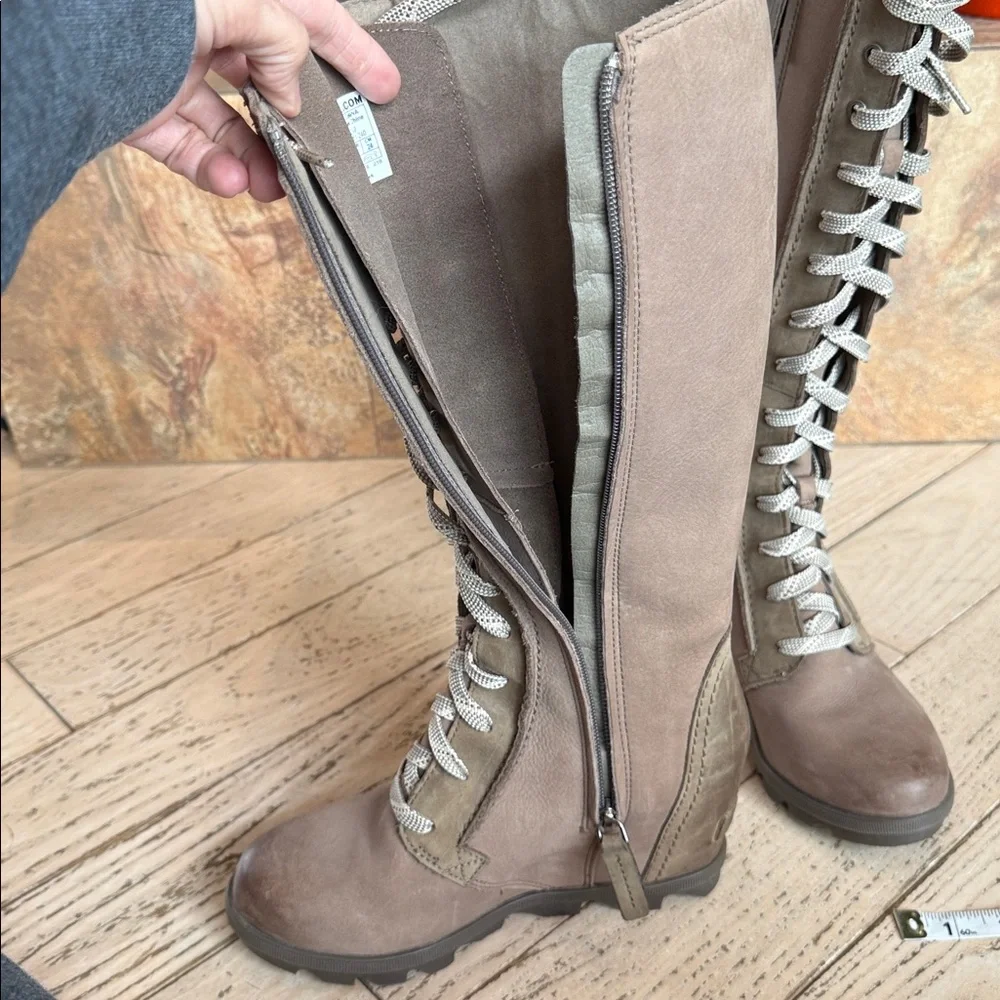 SOREL JOAN OF ARCTIC WEDGE LACE UP 8 Tall ASH Women Boots Waterproof  EUC size 7 - Picture 13 of 15